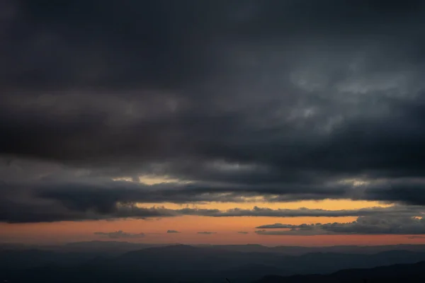 Sylwetka Strzał Górskiego Krajobrazu Pięknym Zachodzie Słońca Niebo Tło — Zdjęcie stockowe