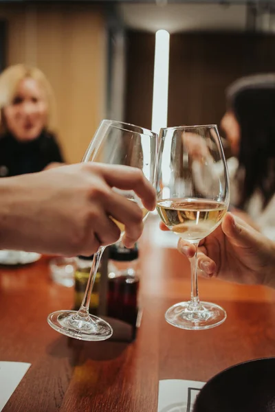 Zbliżenie Ludzi Pijących Wino Restauracji — Zdjęcie stockowe
