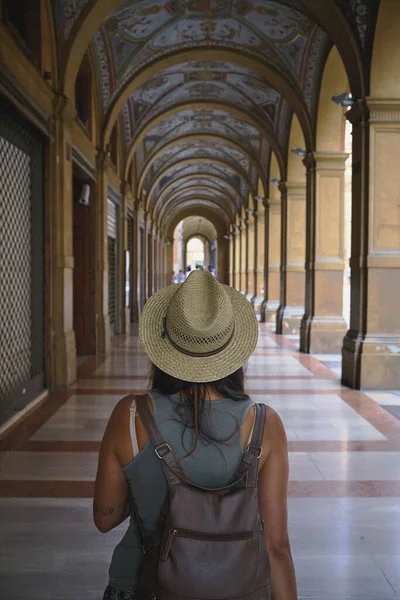 Függőleges Felvétel Egy Bolognai Turistáról — Stock Fotó