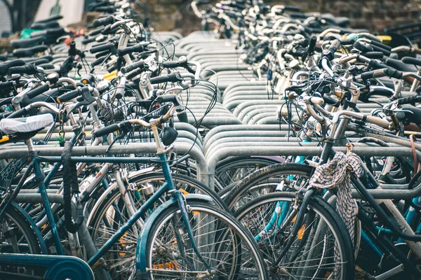 Dışarıya Park Edilmiş Bisikletlerin Yakın Çekimi — Stok fotoğraf
