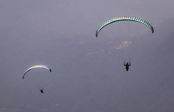 Deux Personnes Parachute Dans Ciel — Photo