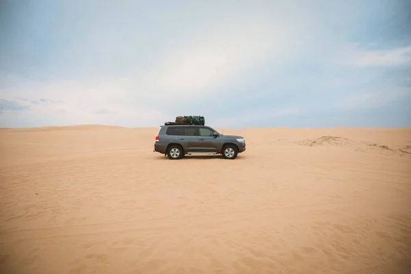 Машина Широком Песчаном Пляже — стоковое фото