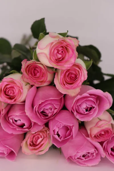 粉色玫瑰花束的竖直照片 — 图库照片