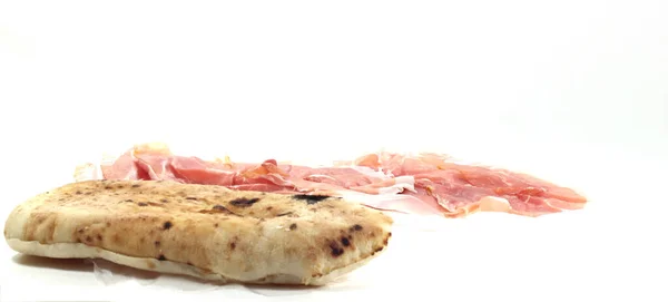 Fatias Presunto Cru Pão Pizza Assado Isolado Fundo Branco — Fotografia de Stock