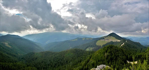 Eine Hochwinkelaufnahme Einer Landschaft Vom Gipfel Des Pietrele Doamnei Den — Stockfoto