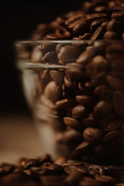 背景にぼやけたガラスの器に香り高いコーヒー豆のクローズアップ — ストック写真