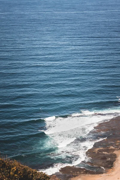 Eine Aufnahme Des Ozeans Von Einer Grasbewachsenen Klippe Der Küste — Stockfoto