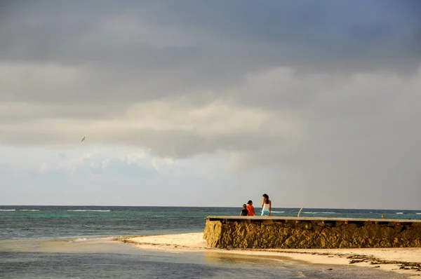 Digue Seychelles Fevereiro 2010 Casal Desfrutando Vista Mar Partir Molhe — Fotografia de Stock
