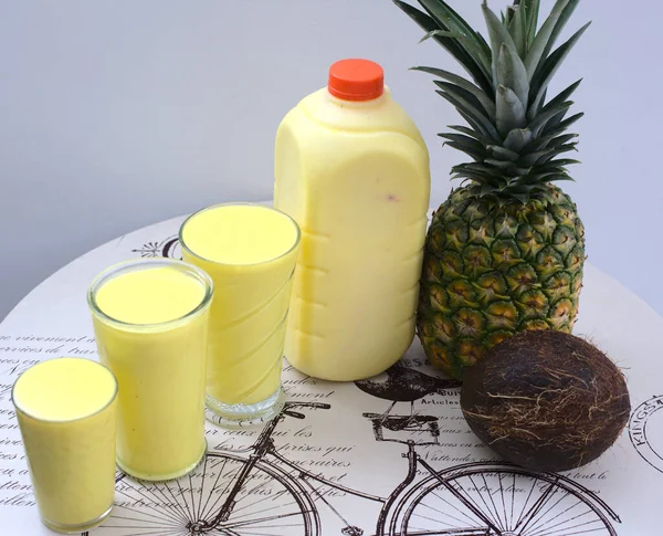 Batido Orgánico Fresco Con Coco Piña —  Fotos de Stock