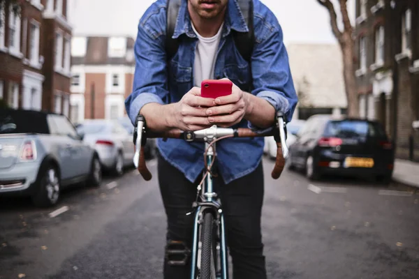 Nahaufnahme Eines Anonymen Jungen Berufstätigen Mit Seinem Fahrrad Und Einem — Stockfoto