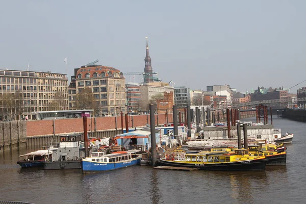 Hamburg Tyskland Apr 2014 Flera Båtar Hamnen Hamburg — Stockfoto