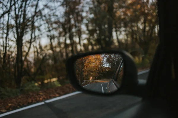 Крупный План Видом Окно Автомобиля Время Осеннего Путешествия — стоковое фото