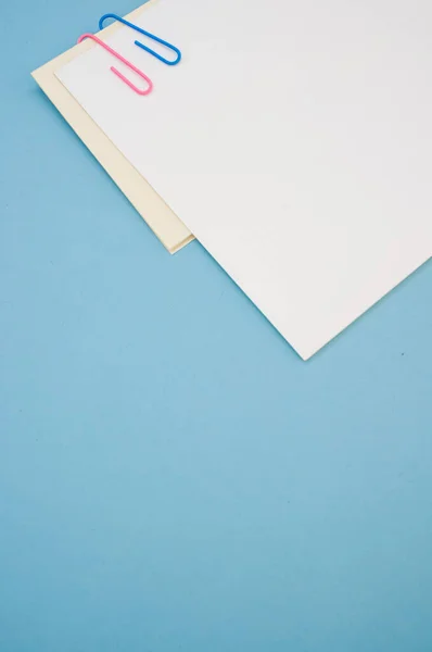 Крупный План Пустой Бумаги Цветными Скрепками Синем Фоне — стоковое фото