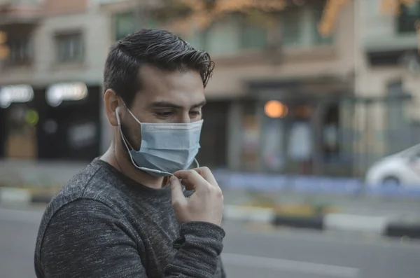 Een Jongeman Met Een Gezichtsmasker Die Telefoneert Wacht Tot Zijn — Stockfoto