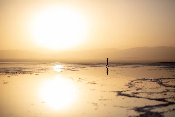 Μια Σιλουέτα Ενός Άνδρα Στην Ακτή Φόντο Φωτεινό Κίτρινο Ηλιοβασίλεμα — Φωτογραφία Αρχείου