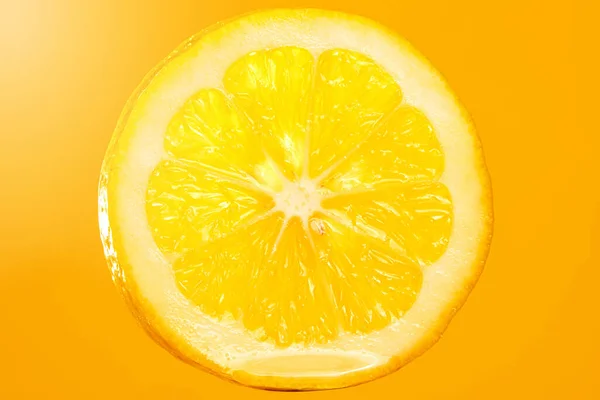 黄色の背景にレモンスライスのクローズアップショット — ストック写真