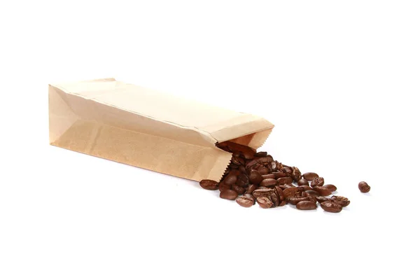 Eine Nahaufnahme Von Gerösteten Kaffeebohnen Auf Einer Braunen Papiertüte Isoliert — Stockfoto