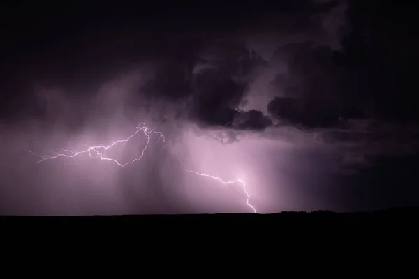 Una Vista Affascinante Del Fulmine Scintillante Nel Cielo Nuvoloso Viola — Foto Stock