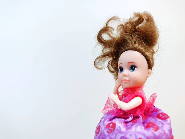 Sebuah Gambar Closeup Dari Boneka Gadis Berpakaian Terisolasi Pada Latar — Stok Foto