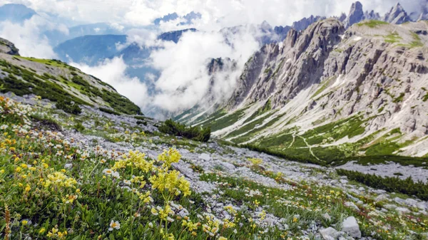 Una Hermosa Vista Panorámica Paisaje Montaña Nublado —  Fotos de Stock