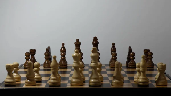 Schachbrett Mit Schachfiguren Auf Weißem Hintergrund — Stockfoto