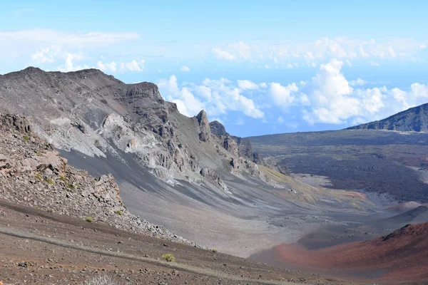 Primer Plano Del Escudo Del Volcán Maui Con Paisaje Volcánico — Foto de Stock