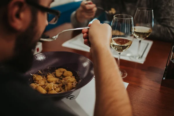 Una Toma Ángulo Alto Una Persona Comiendo Plato Restaurante — Foto de Stock