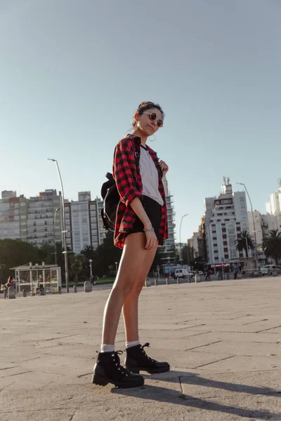 Una Foto Vertical Una Joven Hipster Posando Una Plaza Durante — Foto de Stock
