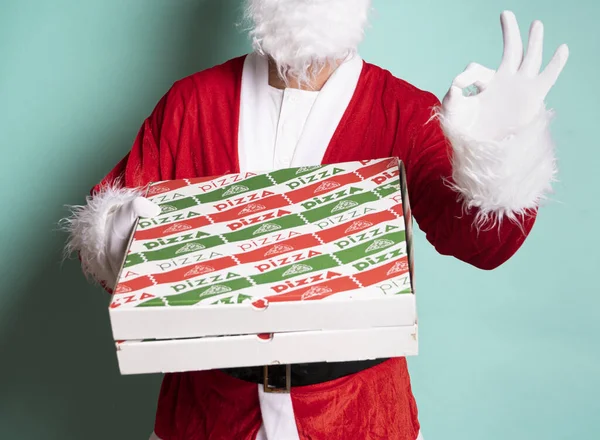 Eine Nahaufnahme Zeigt Wie Der Weihnachtsmann Eine Pizzaschachtel Mit Einer — Stockfoto