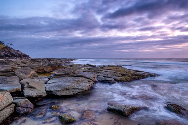 Красивый Закат Над Восковым Морем Камнями — стоковое фото