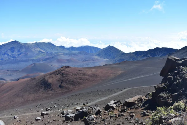 毛伊火山盾与全景岩石火山景观的特写镜头 — 图库照片