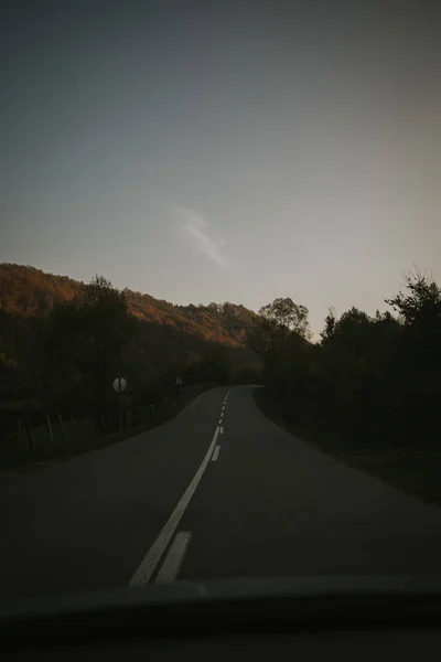 Vue Sombre Une Route Montagne Entourée Arbres — Photo