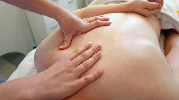Primo Piano Colpo Massaggiatore Facendo Massaggio Alla Schiena — Foto Stock