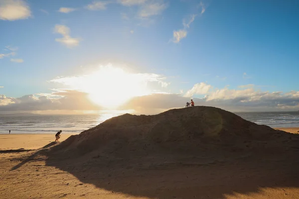 Los Niños Jugando Gran Montículo Arena Playa Con Amanecer Fondo — Foto de Stock