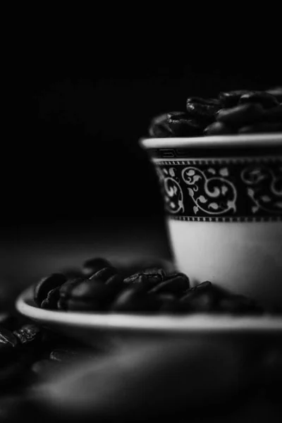 Серый Снимок Чашки Кофе Жареными Бобами Размытом Фоне — стоковое фото