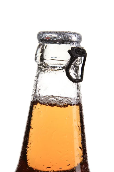 一瓶白色背景的冷饮的垂直镜头 — 图库照片