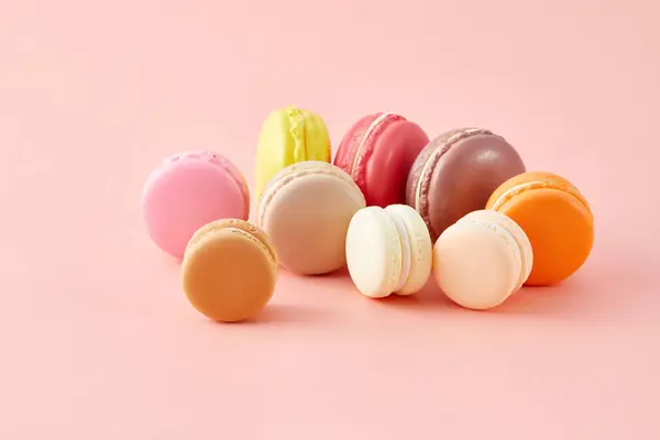 Gros Plan Divers Macarons Colorés Isolés Sur Fond Rose Clair — Photo