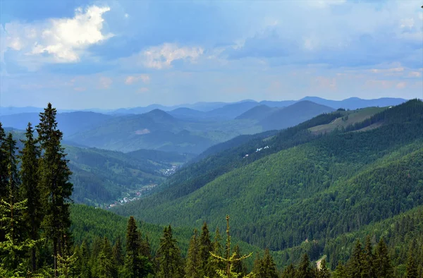 ルーマニアのララウ山脈からの風景の高角度ショット — ストック写真