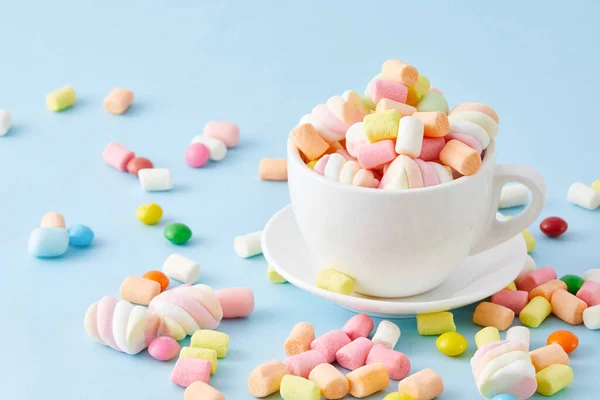 Eine Nahaufnahme Von Oben Einer Tasse Gefüllt Mit Bunten Marshmallows — Stockfoto