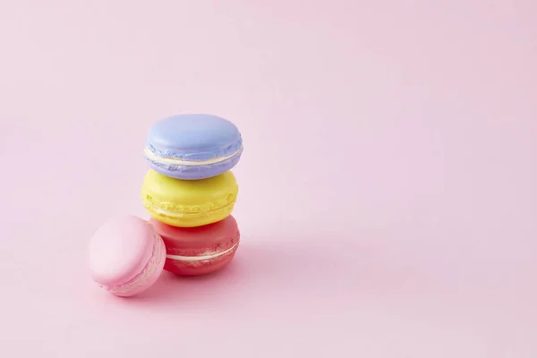Een Close Van Verschillende Kleurrijke Macarons Geïsoleerd Een Licht Roze — Stockfoto