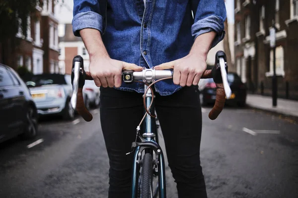 Nahaufnahme Eines Freiberuflichen Jungen Mannes Der Mit Seinem Oldtimer Fahrrad — Stockfoto