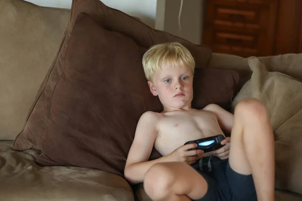 Ένα Νεαρό Καυκάσιο Αγόρι Που Παίζει Βιντεοπαιχνίδια Στο Σπίτι Στον — Φωτογραφία Αρχείου