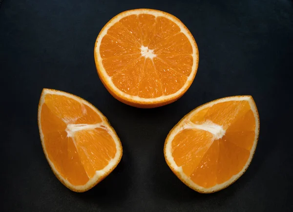 Una Vista Superior Naranja Rodajas Sobre Fondo Negro — Foto de Stock