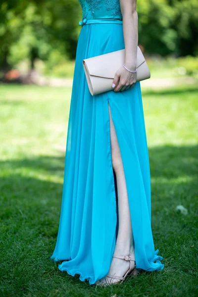 Жінка Елегантній Довгій Бірюзовій Сукні Тримає Крем Зчеплення — стокове фото