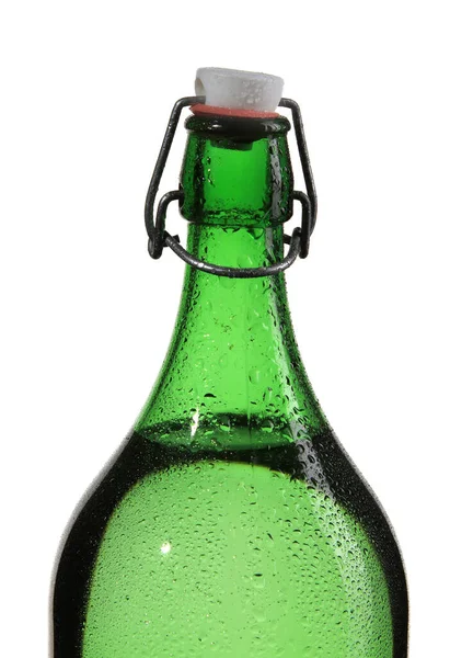Tiro Vertical Uma Garrafa Bebida Fria Fundo Branco — Fotografia de Stock