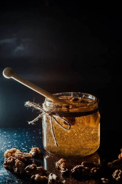 Ein Vertikaler Schuss Honig Glas Mit Walnüssen Und Holzdipper — Stockfoto