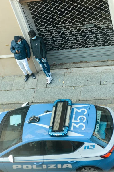 Cremona Italien Nov 2020 Zwei Junge Männer Werden Von Der — Stockfoto