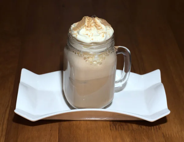 Segelas Latte Dengan Krim Atas Meja Kayu — Stok Foto