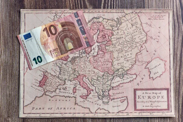 Widok Góry Zbliżenie Banknotu Euro Umieszczone Starożytnej Mapie Drewnianym Stole — Zdjęcie stockowe