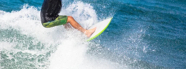 海の中でサーフィンの男のショット — ストック写真